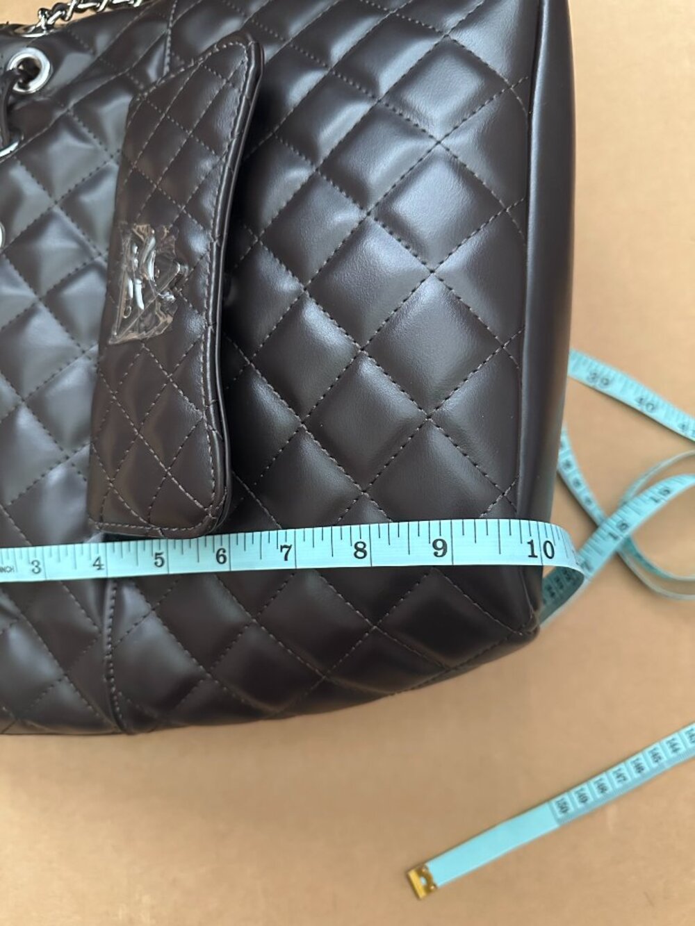 Brand New with Tags GUESS Quilted Drawstring Bucket Crossbody Bag in Brown - Picture 8 of 12